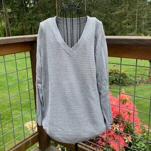 Women's size Large Gray Long SLeeve Pullover Sweater with V-Neck